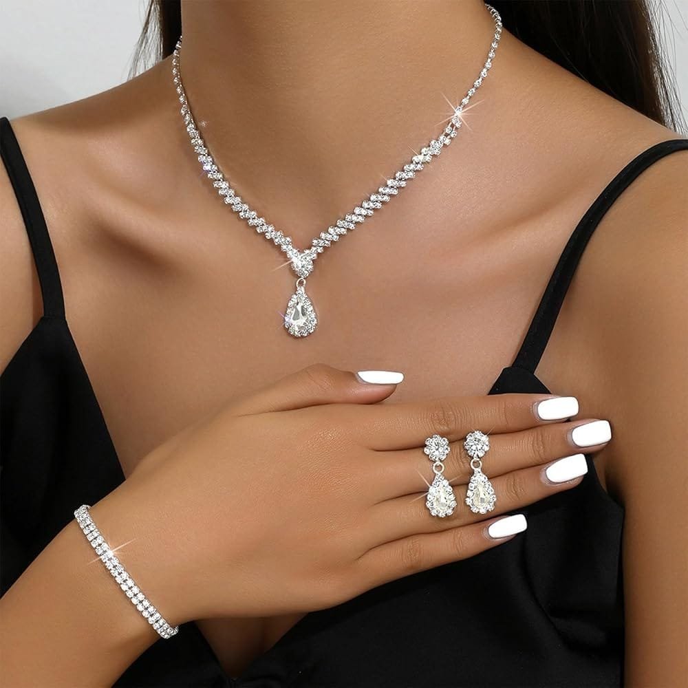 Mujer joven portando un collar, pulsera y aretes de plata con incrustaciones de piedras preciosas que dan un toque atrevido y elegante para mujeres de estilo formal.